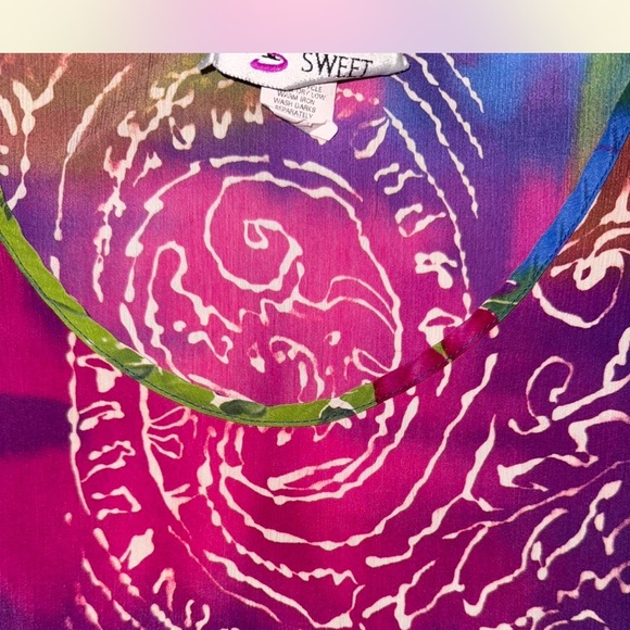 Blue and Purple Sleeveless Tank Top with Floral Design - Picture 3 of 3